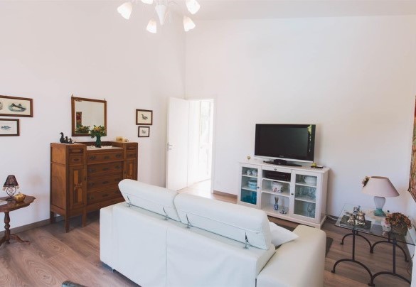 Living with sat tv - Villa Ferradina