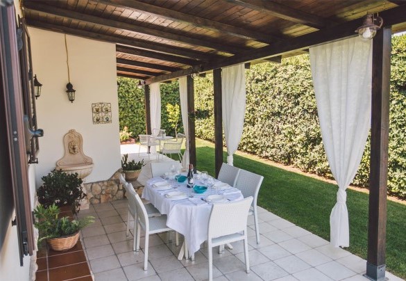 Outdoor lunch area - Villa Ferradina