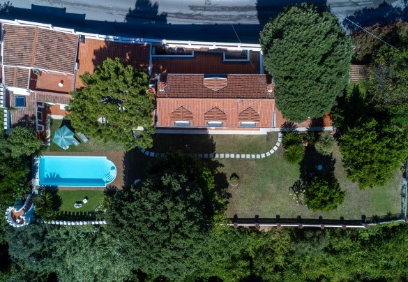 Aerial top-down view of the villa with pool and garden – Villa Fiola