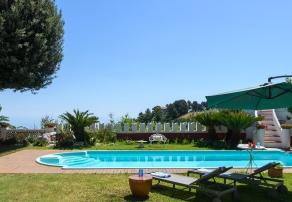 Pool with swing chair and relaxation area in the garden – Villa Fiola
