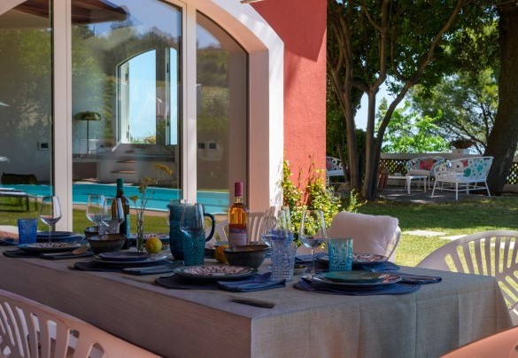 Table set in the shade of the adjustable awnings – Villa Fiola
