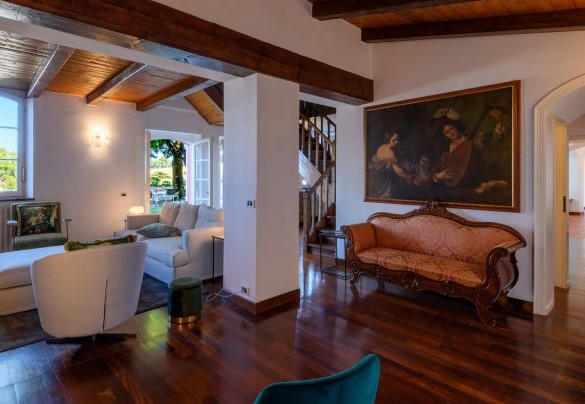 Entrance with sitting area and antique furnishings – Villa Fiola