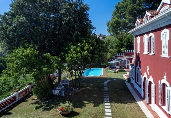 View of the garden and the villa's facade – Villa Fiola