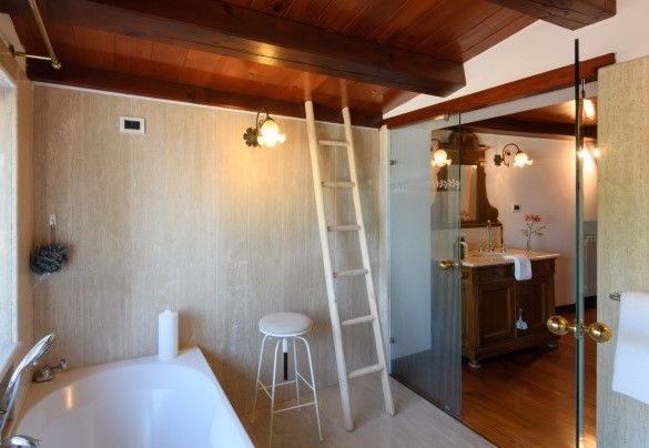 En suite bathroom with tub no.1 – Villa Fiola