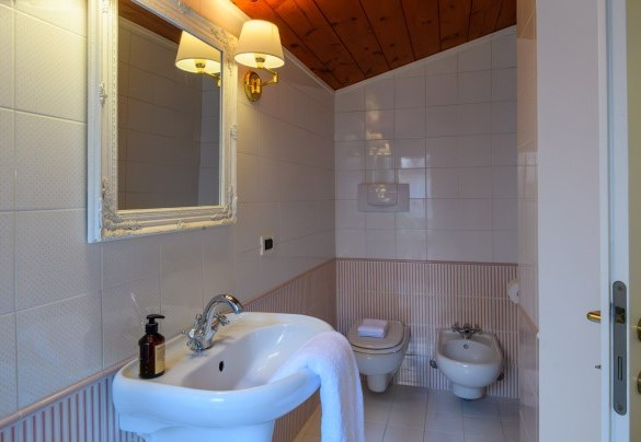 Ground-floor guest bathroom – Villa Fiola