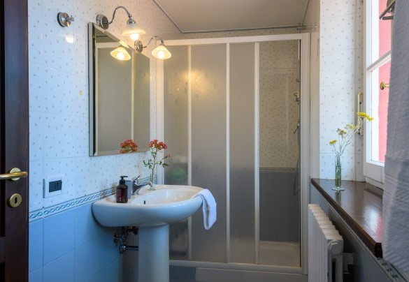 Bathroom No. 2 with shower on the first floor – Villa Fiola