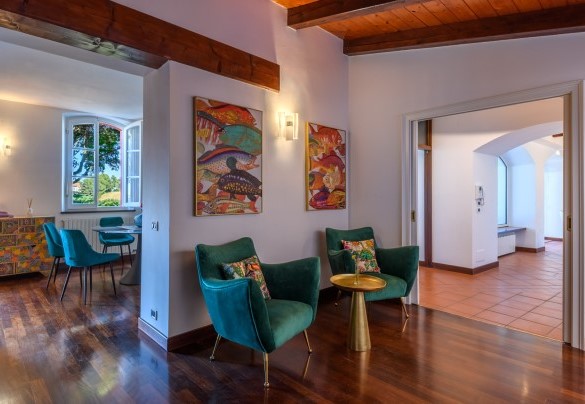 Landing lounge overlooking the living area – Villa Fiola