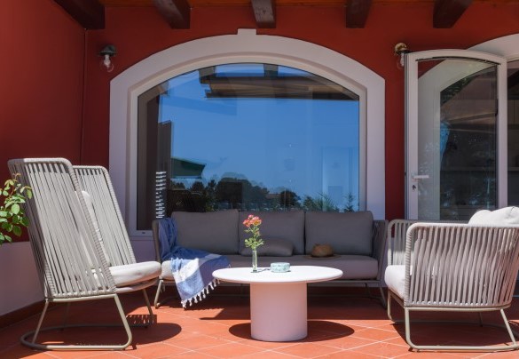 Covered outdoor lounge of the villa – Villa Fiola