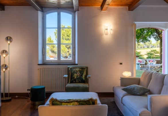 Lounge with armchairs overlooking the garden – Villa Fiola
