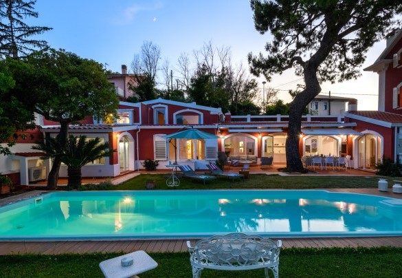 Close-up of the pool and the villa at dusk – Villa Fiola