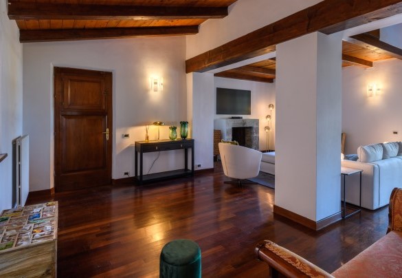 Entrance and living room with fireplace – Villa Fiola
