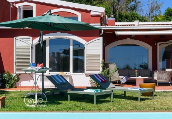 Sun loungers and pool beside the villa – Villa Fiola