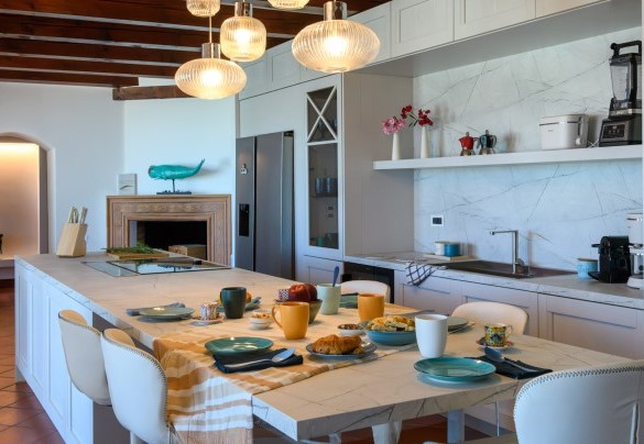 Large kitchen with island and dining area – Villa Fiola
