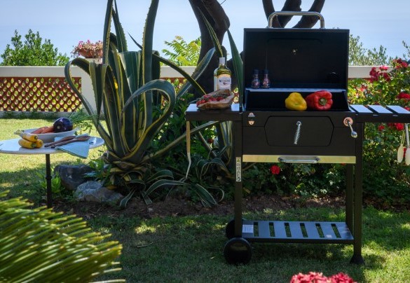 Barbecue area in the garden with sea view – Villa Fiola