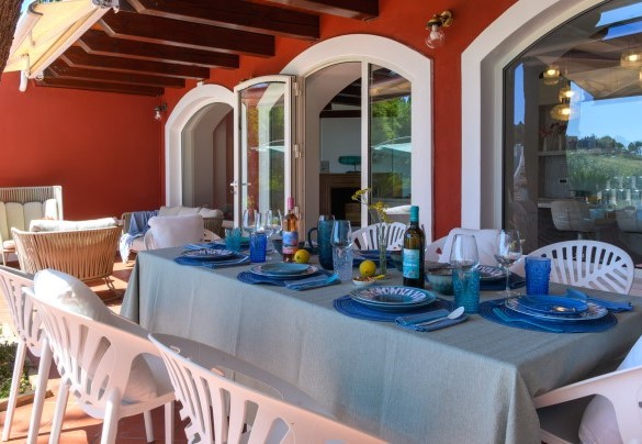 Outdoor dining area shaded by awnings – Villa Fiola