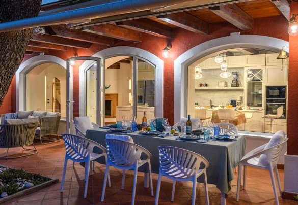 Dinner at the villa at sunset – Villa Fiola