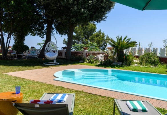 Pool with Roman steps – Villa Fiola