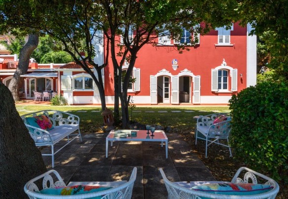 Outdoor lounge beside the villa – Villa Fiola