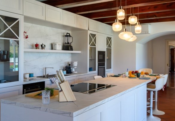 Island kitchen with induction hob and hidden extractor hood – Villa Fiola