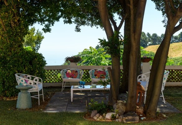 Outdoor relaxation corner in the garden – Villa Fiola