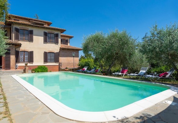 The rectangular pool is lined in PVC, has chlorine purification and Roman steps for entry to the water – Villa Fiorentini