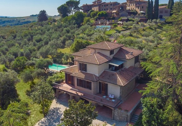 The property boasts a very secluded position, immersed in the peace of the countryside and surrounded by greenery, strategically located for exploring Chianti – Villa Fiorentini