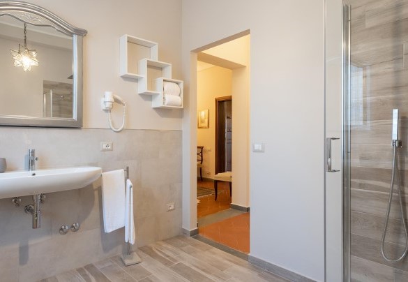 Bathroom with shower n.1, en suite the bedroom n.1 – Villa Fiorentini 