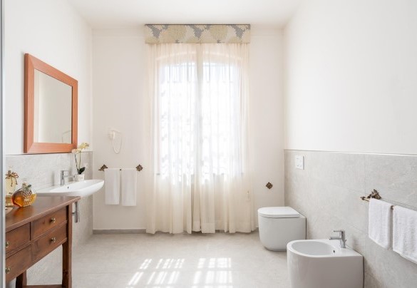 Ensuite bathroom with walk-in shower n. 2 – Villa Fiorentini 