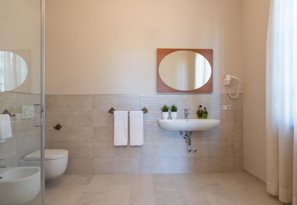 Bathroom with shower n.3, en suite the bedroom n.3 – Villa Fiorentini 