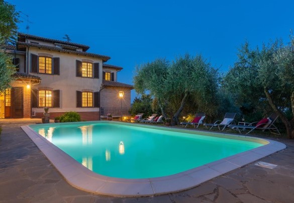 The property in the charming atmosphere of dusk – Villa Fiorentini