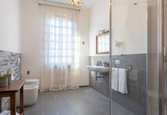 Bathroom with shower n.4, en suite the bedroom n.4 – Villa Fiorentini 