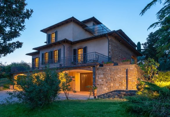The property is accessed through an automatic gate that leads, after a few metres, to the parking area – Villa Fiorentini