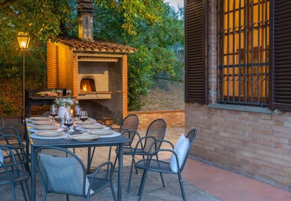 The cozy outdoor dining area, provided with the barbecue and wood oven – Villa Fiorentini