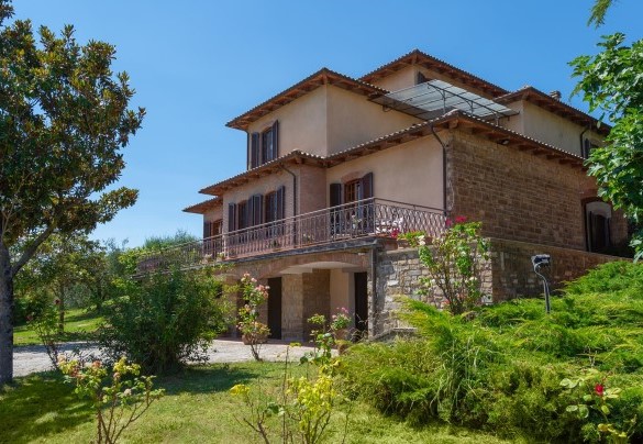 The villa is surrounded by a 3000 sq m garden that spread over two levels amongst olive trees, holm oaks, pines and herbal borders – Villa Fiorentini