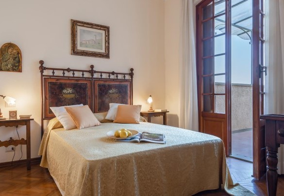 Double bedroom (with French size bed) n.3 on the first floor – Villa Fiorentini