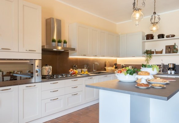 The well-equipped kitchen with central island – Villa Fiorentini