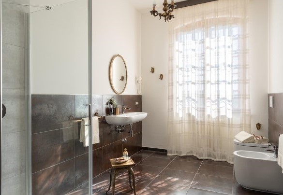 Bathroom with shower n.5, en suite the bedroom n.5 – Villa Fiorentini 