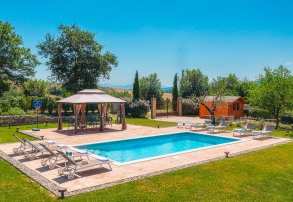 La scenografica piscina, depurata a sale, che troneggia a pochi metri dalla villa - Villa Flaminia