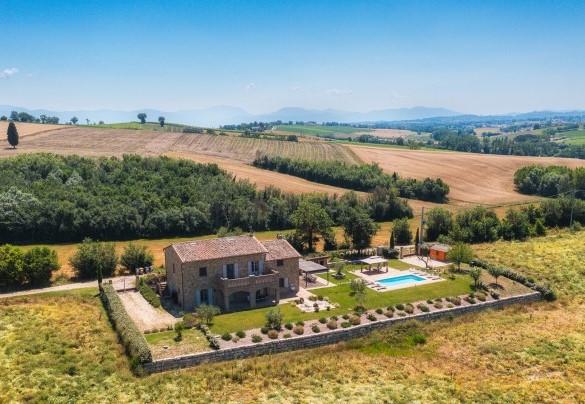 Il bellissimo casale e la piscina visti dal alto - Villa Flaminia