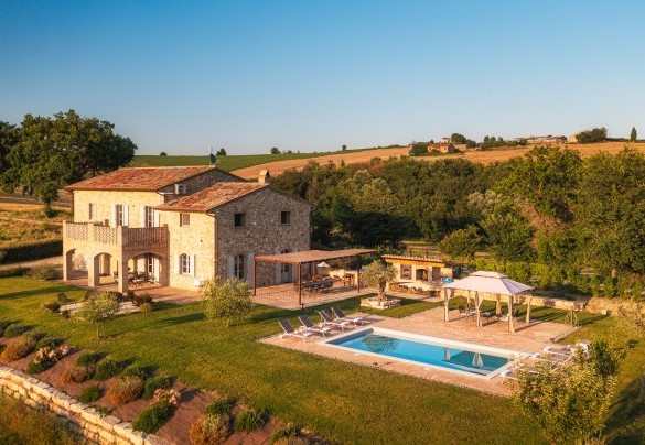 Il casale in pietra visto dal giardino - Villa Flaminia  