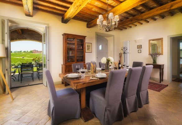 La sala da pranzo con uscita diretta sul porticato - Villa Flaminia   