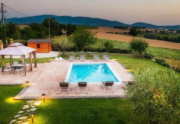 La panoramica piscina è collocata a 10 metri e allo stesso livello del casale - Villa Flaminia   