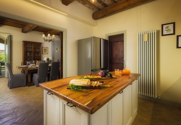 La cucina comunica comodamente con la sala da pranzo - Villa Flaminia