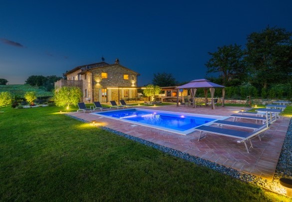 La villa e la piscina illuminati di notte - Villa Flaminia 