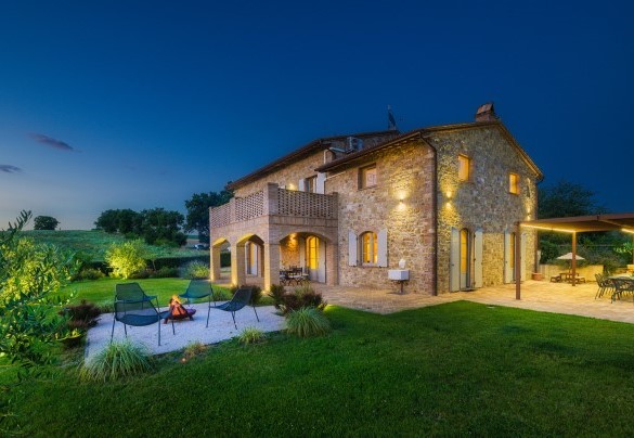 La villa e la piscina al tramonto - Villa Flaminia 