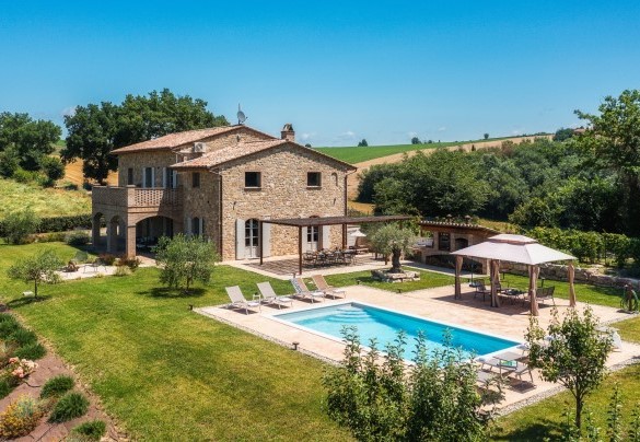 Il magnifico casale costruito con pietre recuperate dalle mura originali - Villa Flaminia