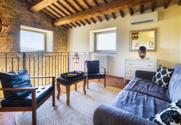 Il soppalco con vista verso il salotto sottostante al piano terra con divano letto matrimoniale - Villa Flaminia 