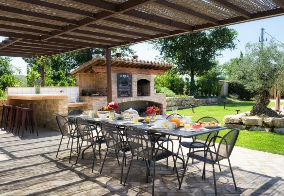 Il grazioso gazebo con il tavolo preparato per mangiare all'aperto - Villa Flaminia