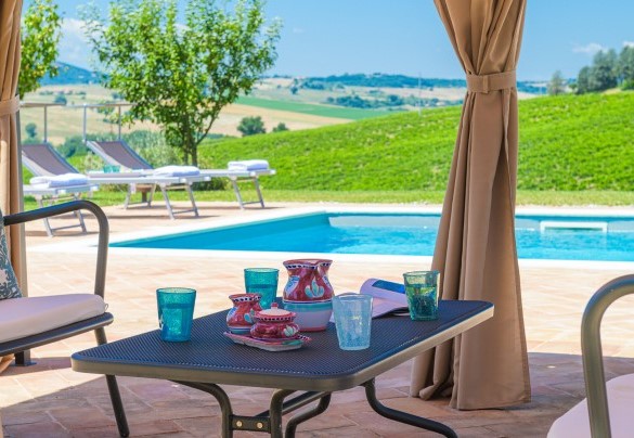 Dettaglio del tavolo sotto il gazebo - Villa Flaminia