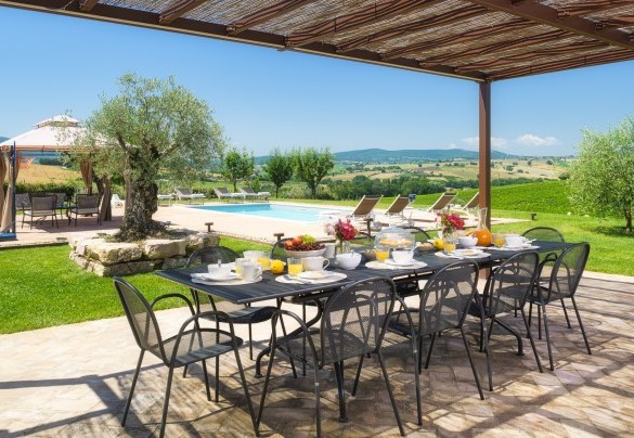 Il tavolo preparato per le colazioni all'aperto - Villa Flaminia